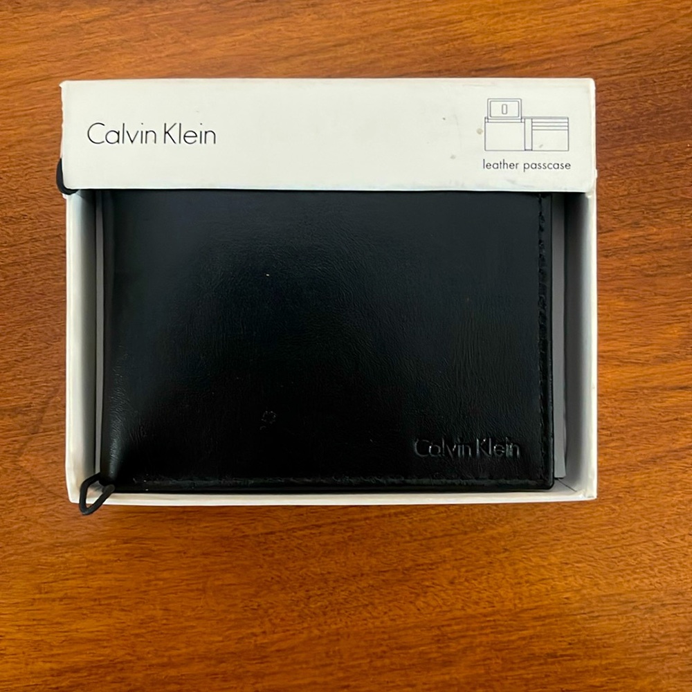 CALVIN KLEIN BLACK LEATHER PASSCASE BIFOLD BILLFOLD NIB